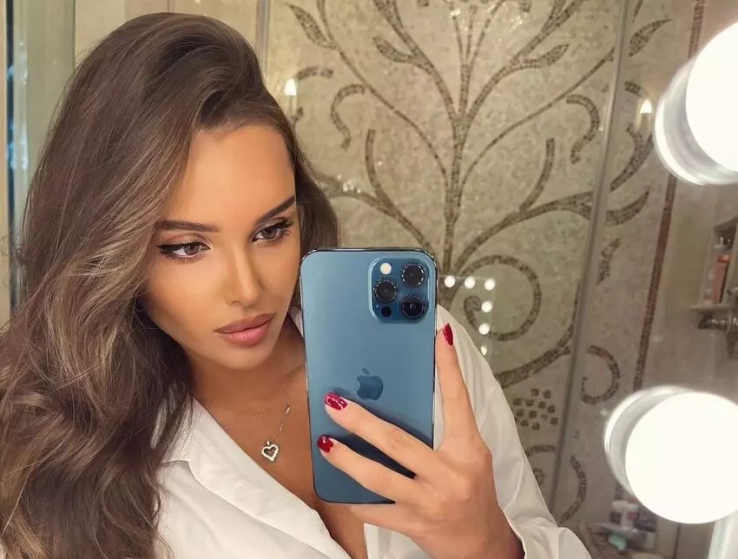 Севастьянова нахально задрала купальник, обнажая &laquo;аппетитки&raquo; на кругленьком: ну какая кошка!