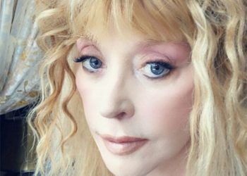 Сухонькая старушка на фоне юных див: сгорбленную Пугачеву не узнали на снимке с певицей Зиверт