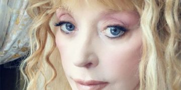 Сухонькая старушка на фоне юных див: сгорбленную Пугачеву не узнали на снимке с певицей Зиверт