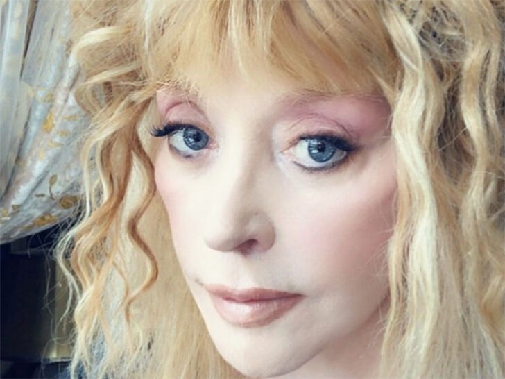 Сухонькая старушка на фоне юных див: сгорбленную Пугачеву не узнали на снимке с певицей Зиверт