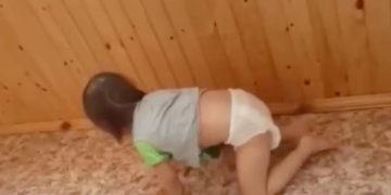 «Тварь, тебе не жить». Многодетная мать из Казани избила и выставила на балкон полураздетую дочь