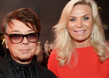 В белом, но одна: Марина Юдашкина в брючном костюме появилась на публике без мужа