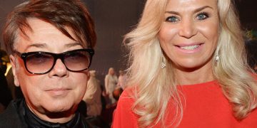 В белом, но одна: Марина Юдашкина в брючном костюме появилась на публике без мужа