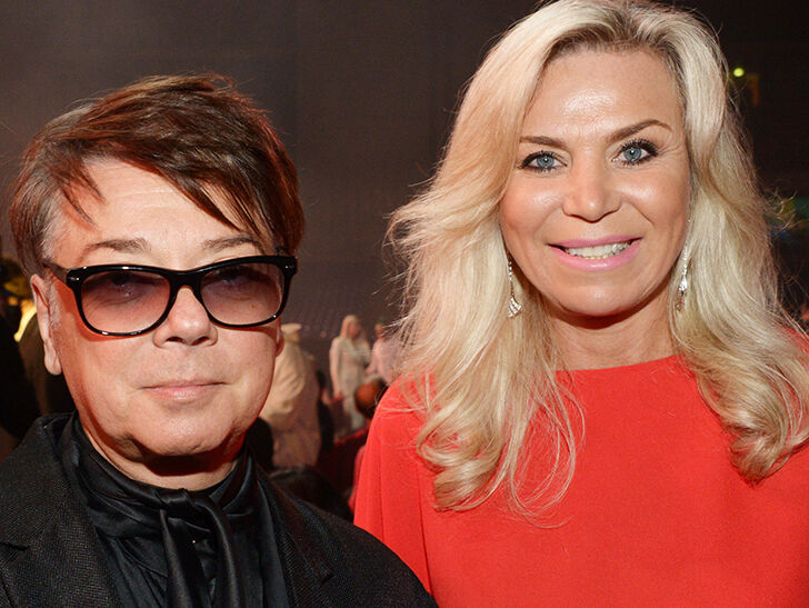 В белом, но одна: Марина Юдашкина в брючном костюме появилась на публике без мужа