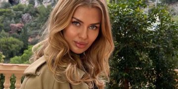 В стиле кэжуал: Боня в ультрамодном тренче и молочных ботинках на шнуровке отправилась в Москву