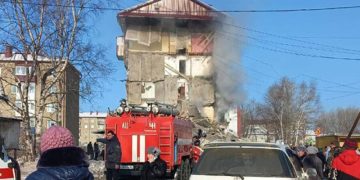 В пятиэтажке на Сахалине произошел взрыв газа. Спасатели ищут людей под завалами
