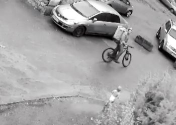 «Воспитатель кормила птиц». Как годовалая девочка сбежала в одном подгузнике из сада в Кирове