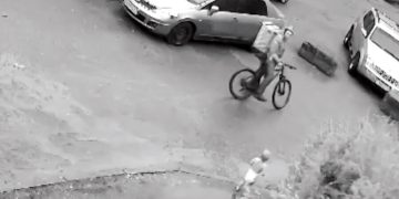 «Воспитатель кормила птиц». Как годовалая девочка сбежала в одном подгузнике из сада в Кирове