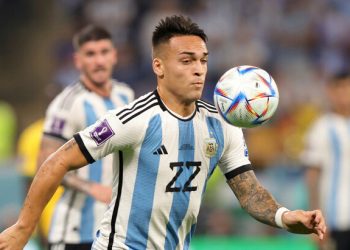 Агент:  Лаутаро делают обезболивающие уколы, у него сильная боль в лодыжке