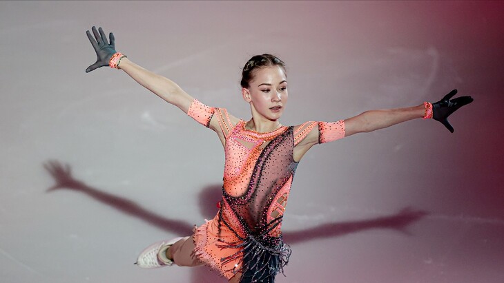 Акатьева лидирует после короткой программы на ЧР в Красноярске 