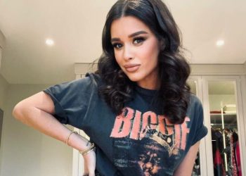 Без макияжа и с патчами: Бородина в платье с эффектом стройности отметилась на отдыхе в Таиланде