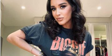 Без макияжа и с патчами: Бородина в платье с эффектом стройности отметилась на отдыхе в Таиланде