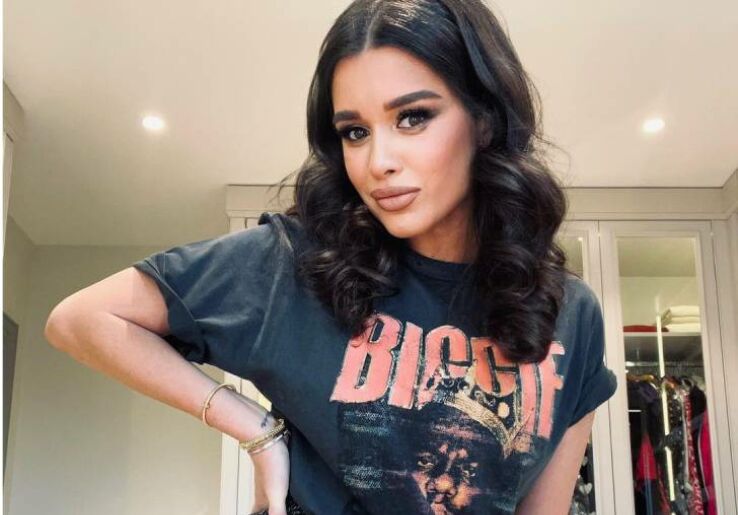 Без макияжа и с патчами: Бородина в платье с эффектом стройности отметилась на отдыхе в Таиланде