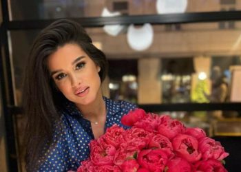 Бородина щегольнула в микро-юбке и трендовых сапогах-трубах: оделась не по погоде, но в самой модной шапке