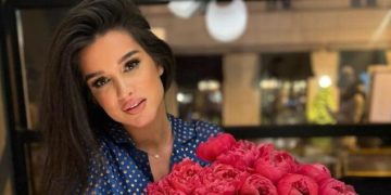 Бородина щегольнула в микро-юбке и трендовых сапогах-трубах: оделась не по погоде, но в самой модной шапке