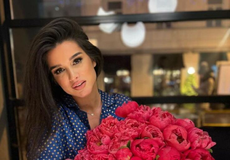 Бородина щегольнула в микро-юбке и трендовых сапогах-трубах: оделась не по погоде, но в самой модной шапке