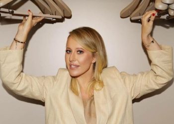 «Боже, какой шик! Не без гламура»: Собчак похвасталась роскошной гостиной с нарядной елкой и праздничным столом