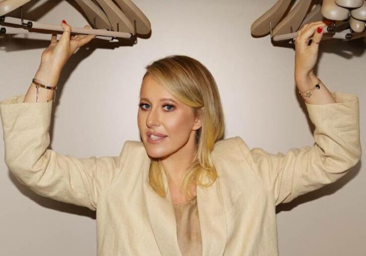 &laquo;Боже, какой шик! Не без гламура&raquo;: Собчак похвасталась роскошной гостиной с нарядной елкой и праздничным столом