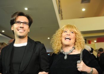 Бугры на лице никуда не делись: лицо Пугачевой осталось обезображено после пластики