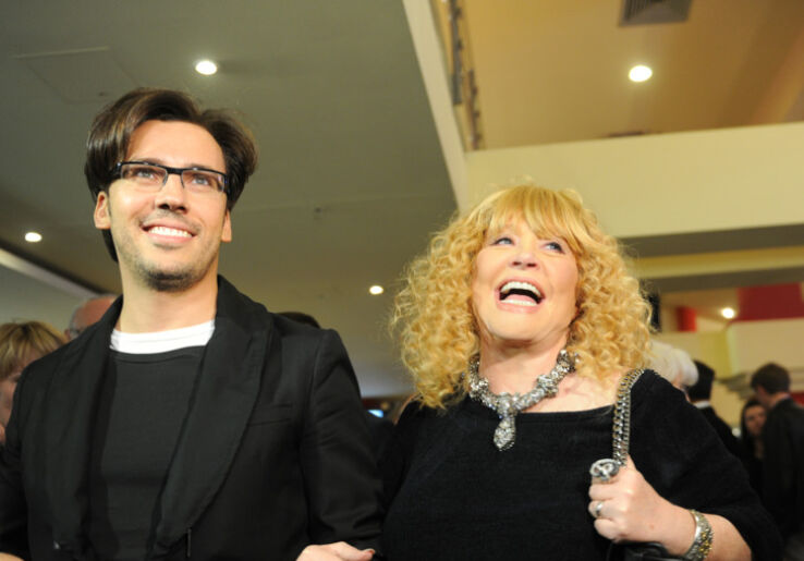 Бугры на лице никуда не делись: лицо Пугачевой осталось обезображено после пластики