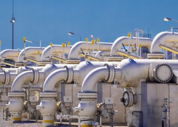 Цены на газ в Европе по итогам вторника опустились ниже 895 долларов