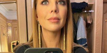 Даже без белья: Наталья Подольская в прозрачных брюках щегольнула на публике, не скрыв прелести