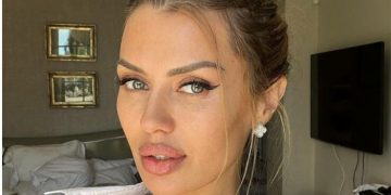 «Даже срам не прикрыла»: Боня в прозрачном платье блеснула рельефными бедрами на публике