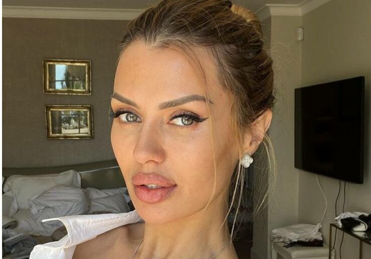 &laquo;Даже срам не прикрыла&raquo;: Боня в прозрачном платье блеснула рельефными бедрами на публике