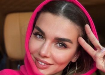 «Дед Мороз подарил мне колготки»: Анна Седокова пожаловалась на бедное детство