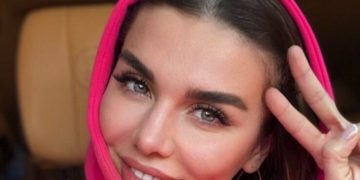 «Дед Мороз подарил мне колготки»: Анна Седокова пожаловалась на бедное детство