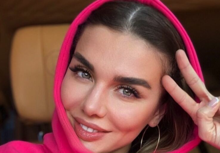 &laquo;Дед Мороз подарил мне колготки&raquo;: Анна Седокова пожаловалась на бедное детство