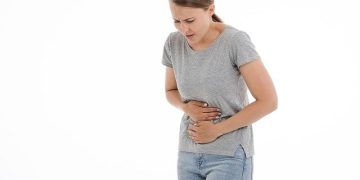 Диетолог рассказала, как уменьшить вздутие живота