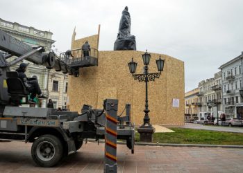 «Для защиты национальных интересов». В Одессе второй раз сносят памятник Екатерине II
