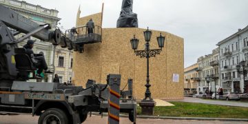 «Для защиты национальных интересов». В Одессе второй раз сносят памятник Екатерине II