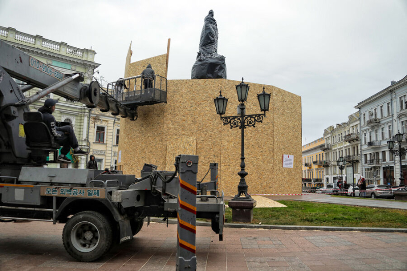 &laquo;Для защиты национальных интересов&raquo;. В&nbsp;Одессе второй раз сносят памятник Екатерине II 