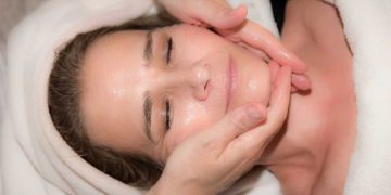 Доктор рассказала, как справиться с шелушением кожи