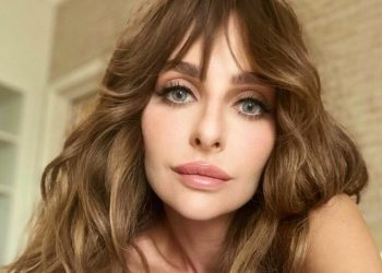 Екатерина Варнава примерила пальто на голое тело, прикрыв грудь руками (видео)