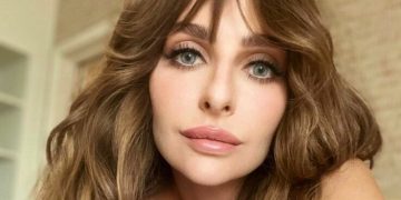 Екатерина Варнава примерила пальто на голое тело, прикрыв грудь руками (видео)