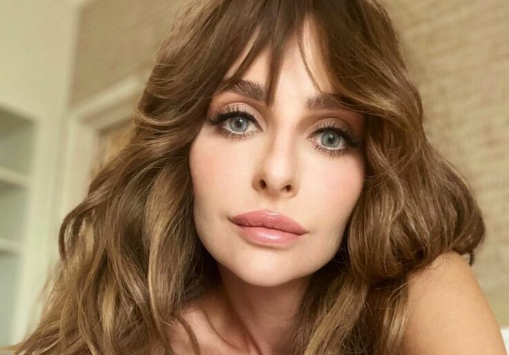 Екатерина Варнава примерила пальто на голое тело, прикрыв грудь руками (видео)