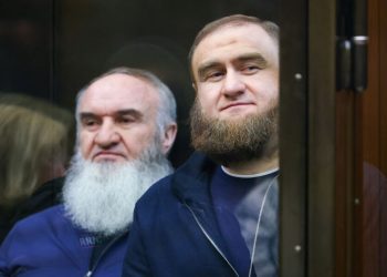 Экс-сенатора Арашукова и его отца приговорили к пожизненным срокам. В чем они виновны