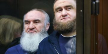 Экс-сенатора Арашукова и его отца приговорили к пожизненным срокам. В чем они виновны