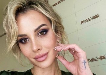 Экс-супруга Грачевского в блестящем бюстье выставила грудь напоказ