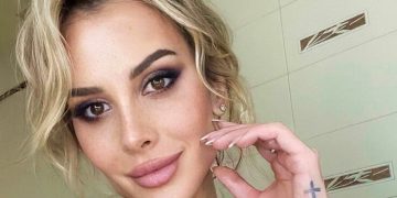 Экс-супруга Грачевского в блестящем бюстье выставила грудь напоказ