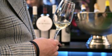 Холод маскирует недостатки вина, заявили в Роскачестве