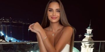 И глаза закрыла: Севастьянова в бикини со стрингами прижалась ягодицами к мрамору – прохладно, приятно