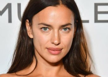 Ирина Шейк в стрингах оголила свой «сочный» тыл на пляже: лишила дара речи