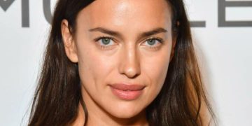 Ирина Шейк в стрингах оголила свой «сочный» тыл на пляже: лишила дара речи