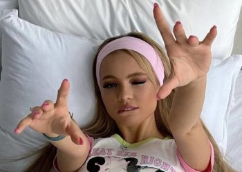 Как будто без юбки: Валя Карнавал затмила подружку откровенным декольте и экстремальным мини