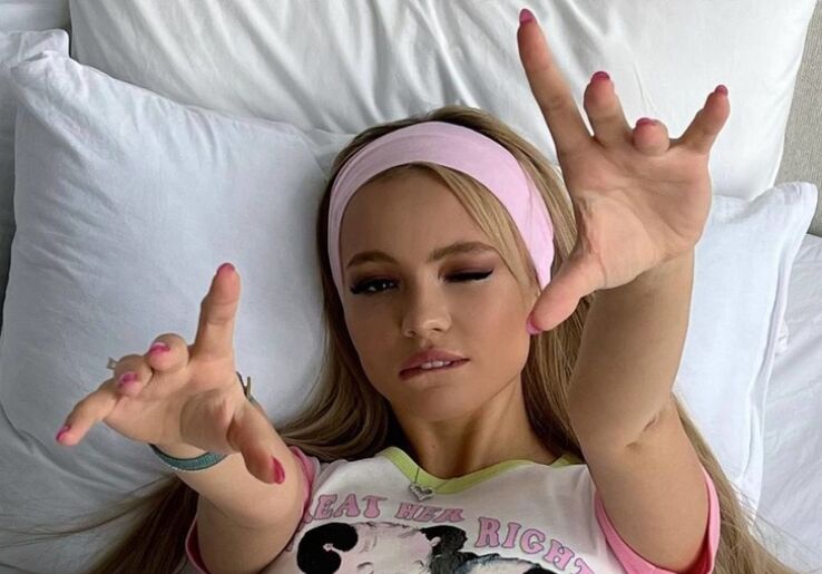 Как будто без юбки: Валя Карнавал затмила подружку откровенным декольте и экстремальным мини