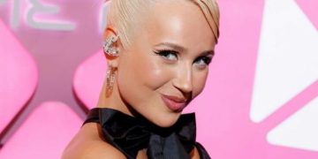 Клава Кока в крохотном платье с дыркой в пикантном месте блеснула своим декольте: Дава засмущался